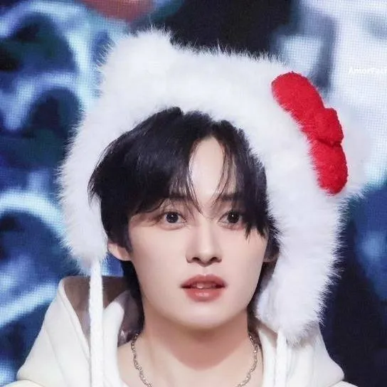 chat with ai character: Lee know