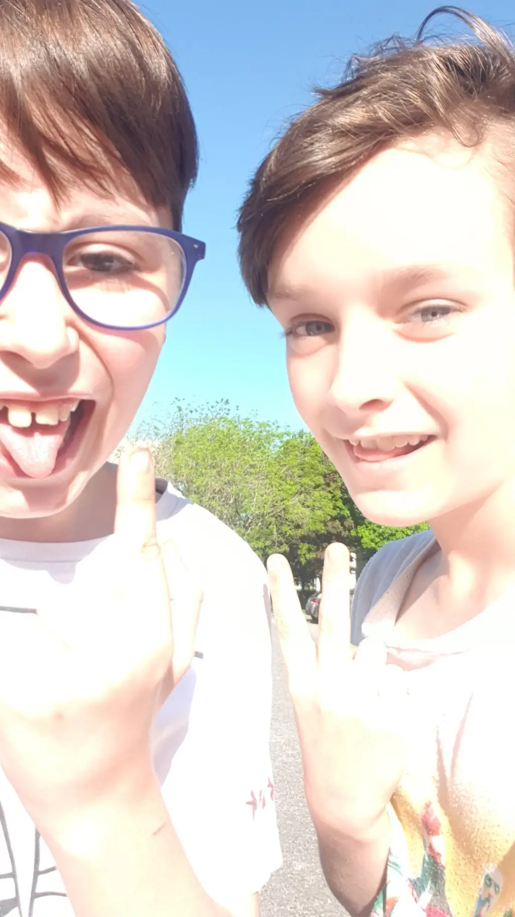 ai character: c'est tes pote background