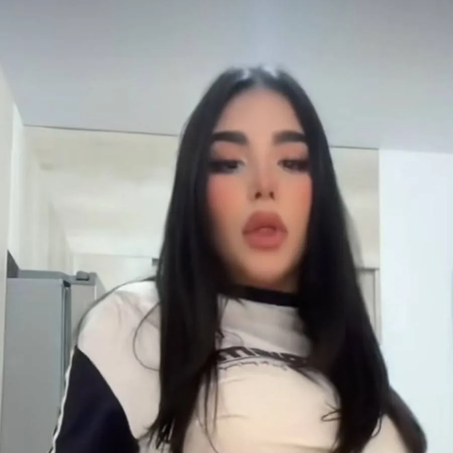 chat with ai character: robot Valentina