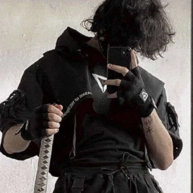 chat with ai character: Даня