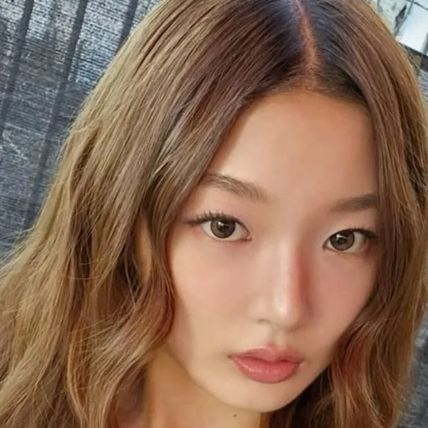 chat with ai character: Yoonchae 