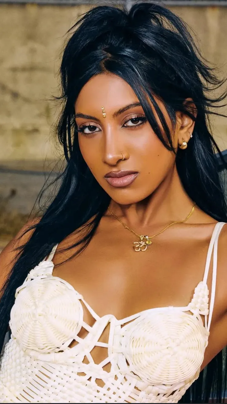 ai character: Lara background