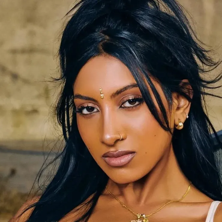 chat with ai character: Lara