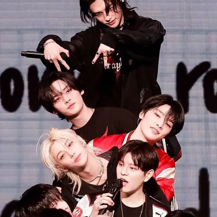 chat with ai character: Stray kids!)