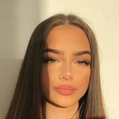 chat with ai character: Sara^...^