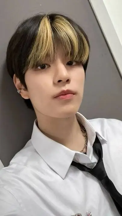 ai character: seungmin background