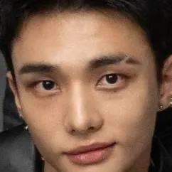chat with ai character: hwang hyunjin