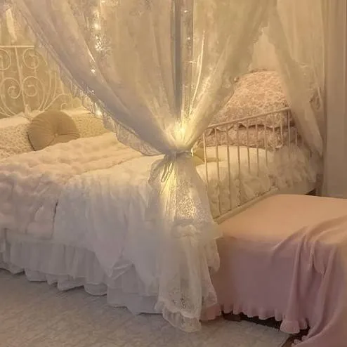 chat with ai character: 🌛Sleepover🌜