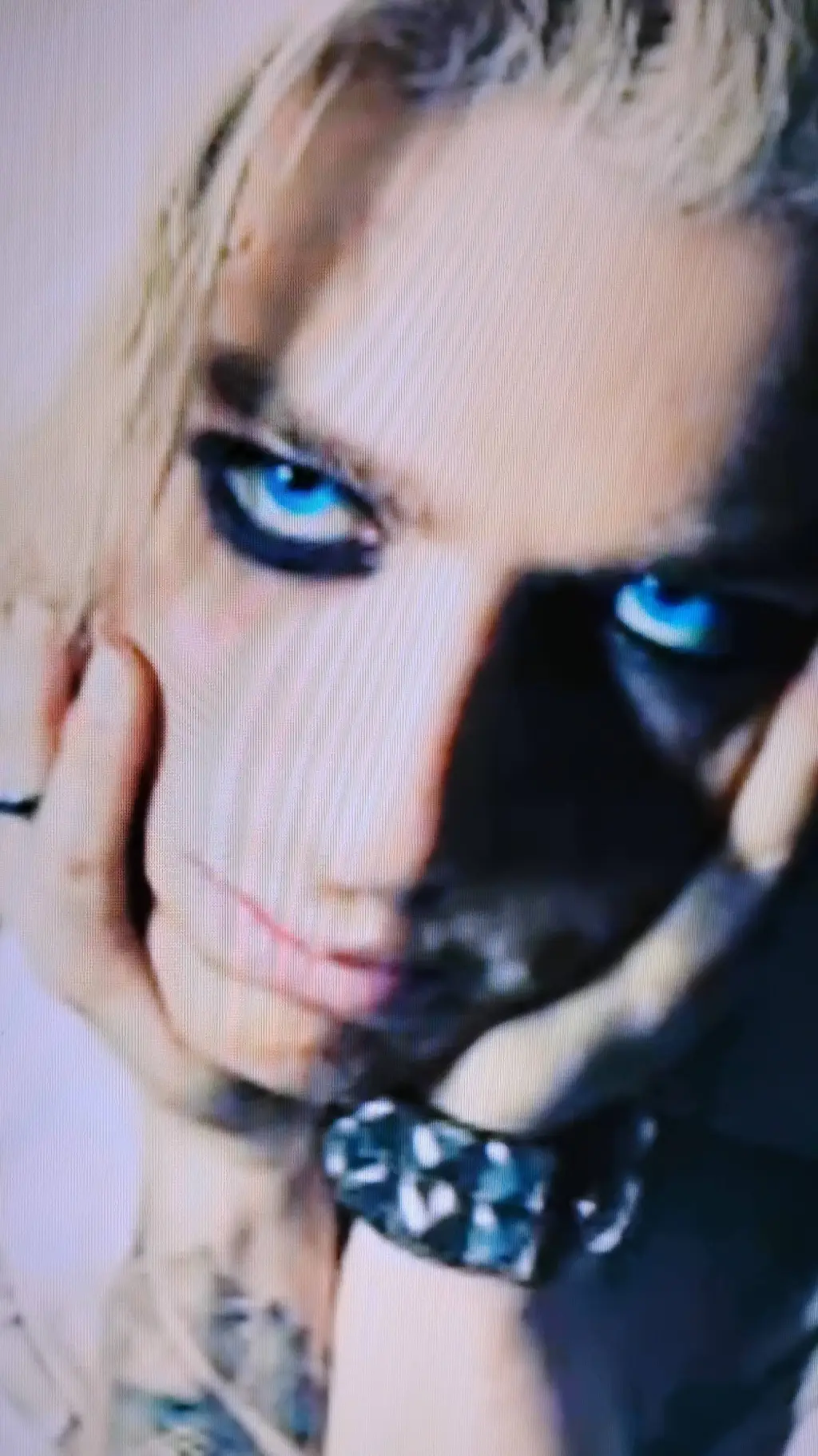 ai character: Evan 💖 background