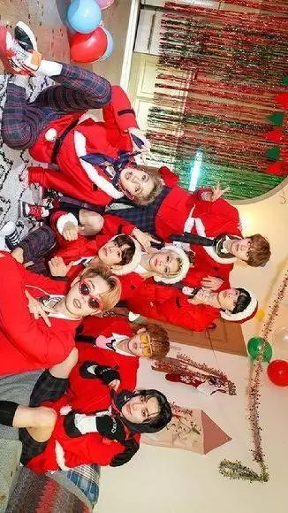 ai character: Xmas with Skz?❄🎄 background