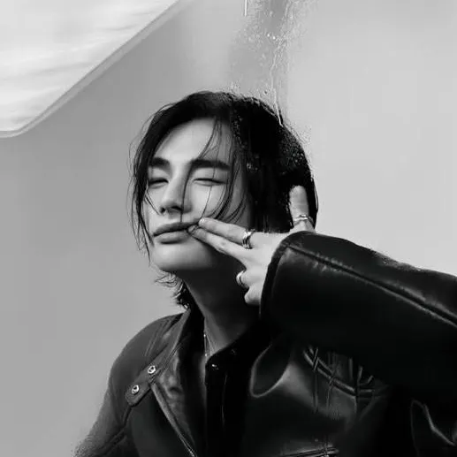 chat with ai character: 🥟💋Hyunjin💋🥟