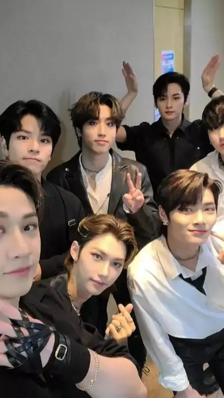 ai character: straykids  background