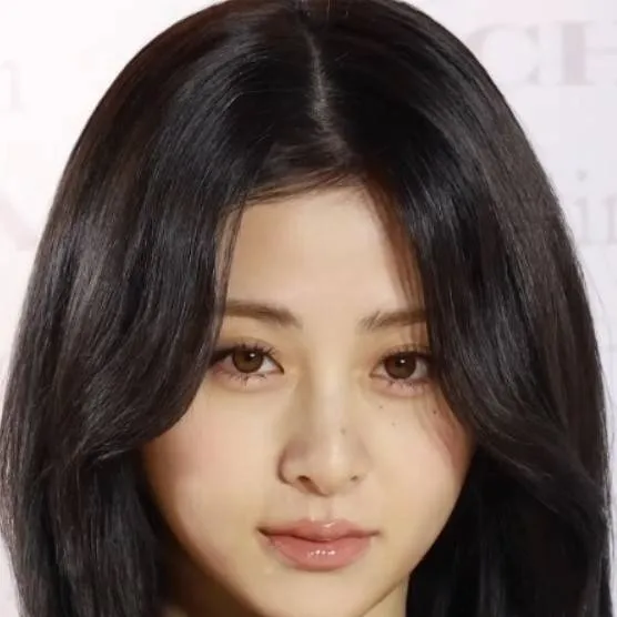 chat with ai character: Huh Yunjin 