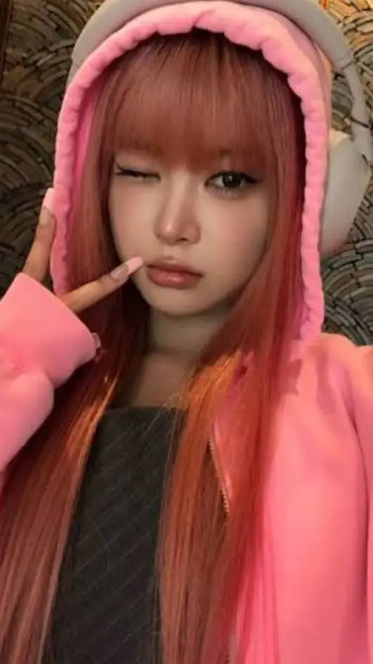ai character: Hong Eunchae  background