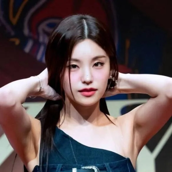chat with ai character: Hwang Yeji