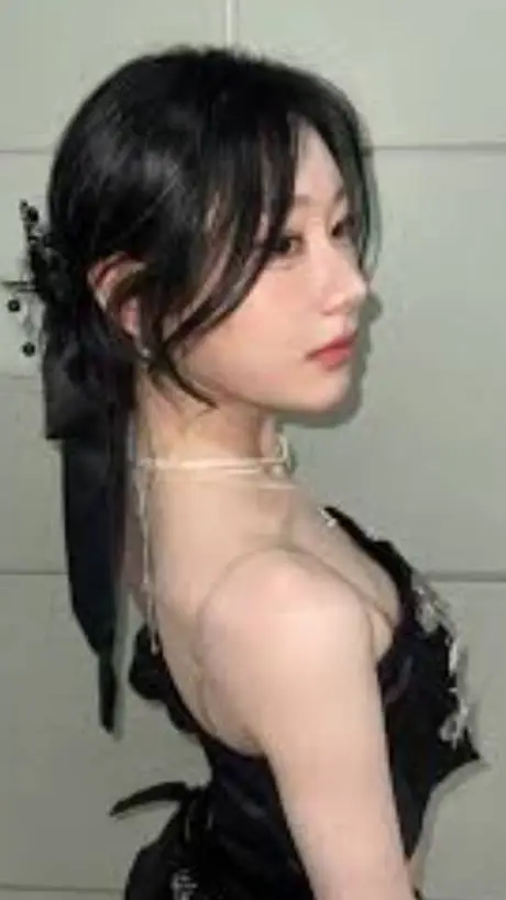 ai character: Lee Chaeryeong  background