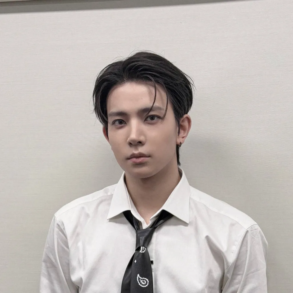 chat with ai character: Lee Heeseung