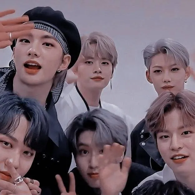 chat with ai character: Stray kids 