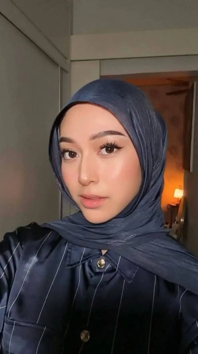 ai character: AYRA background