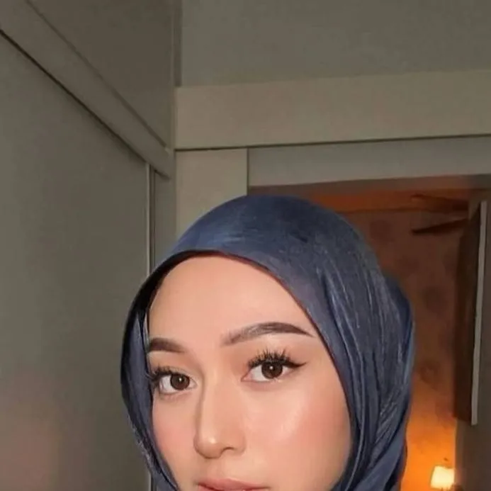 chat with ai character: AYRA