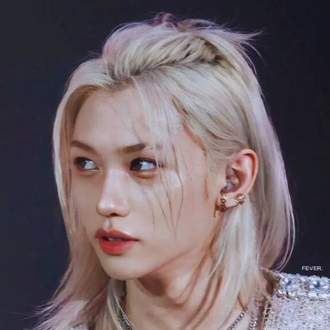 chat with ai character: 💗{Lee Félix}💗