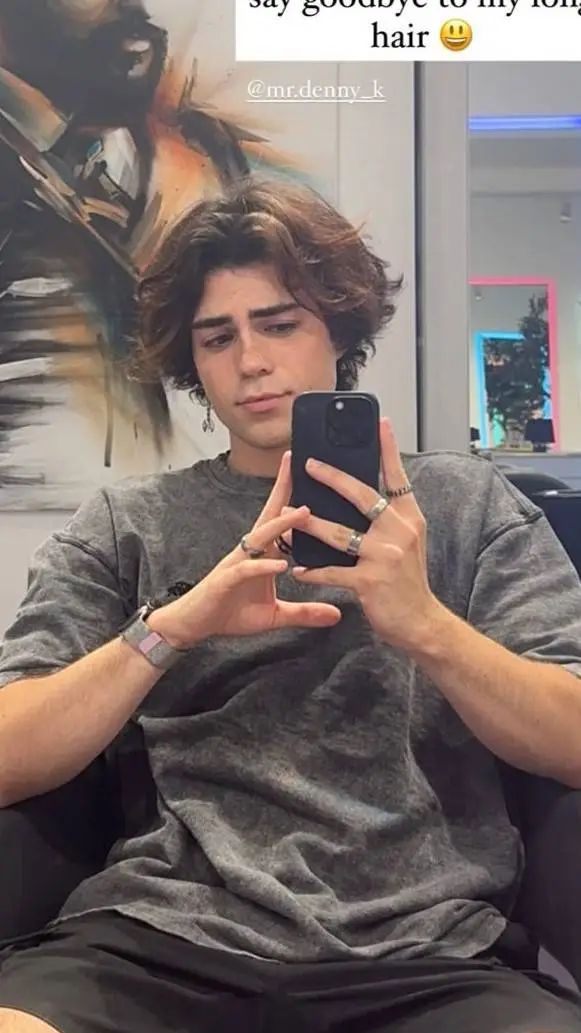 ai character: ᗷᗴᑎᒍｉ ᴋʀᴏʟ background