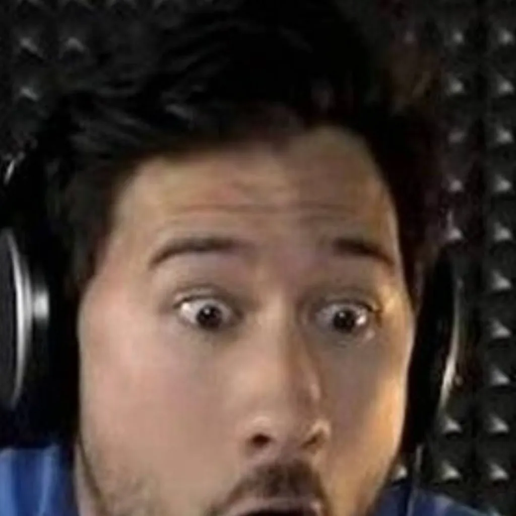 chat with ai character: marquipilr