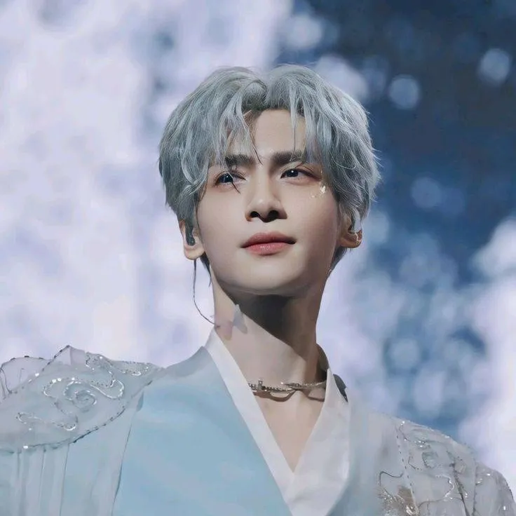 chat with ai character: Luo Yunxi