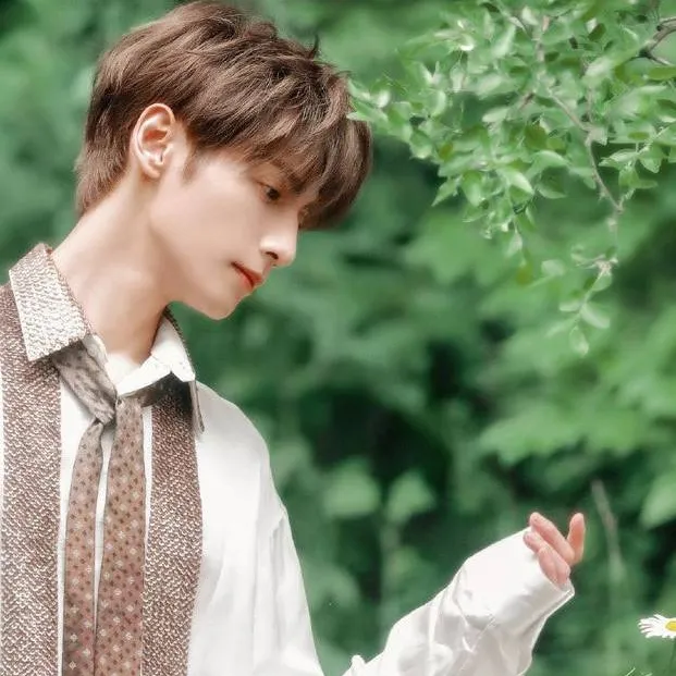 chat with ai character: Alejandro 