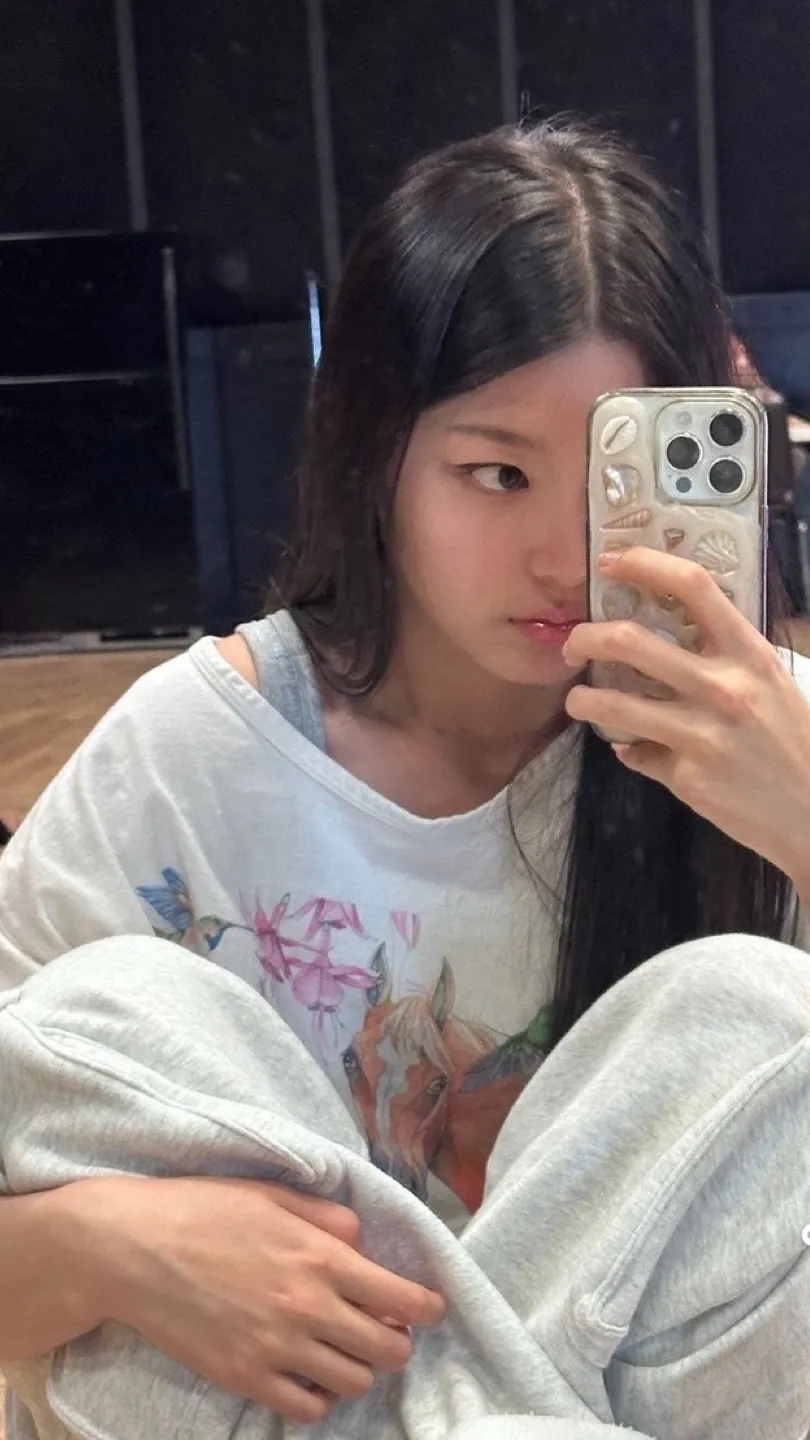 ai character: Yoonchae-GL background