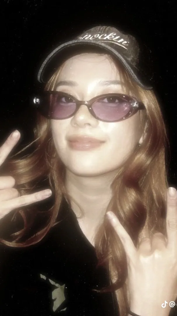 ai character: Megan-gl/wlw background