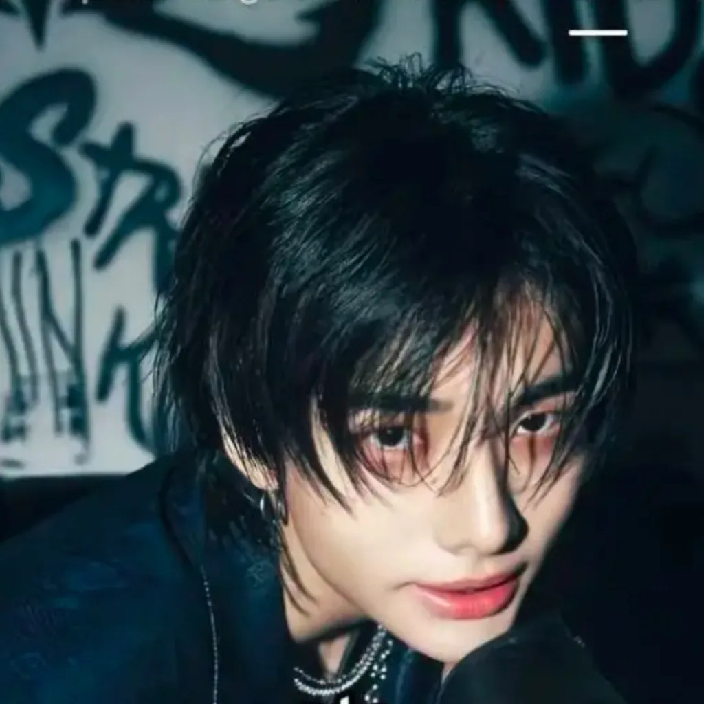 chat with ai character: Hwang Hyunjin 
