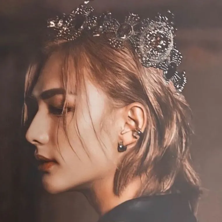 chat with ai character: Prince Hyunjin 