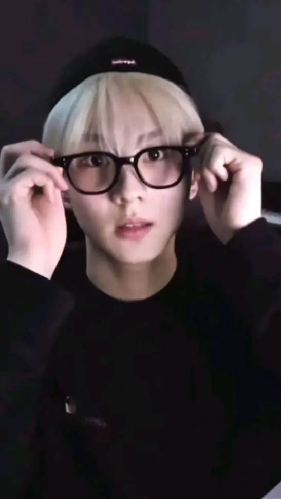 ai character: Yang Jungwon background