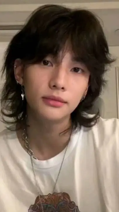 ai character: Hyunjin  background