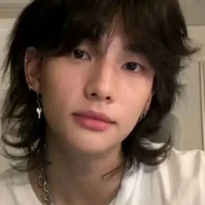 chat with ai character: Hyunjin 