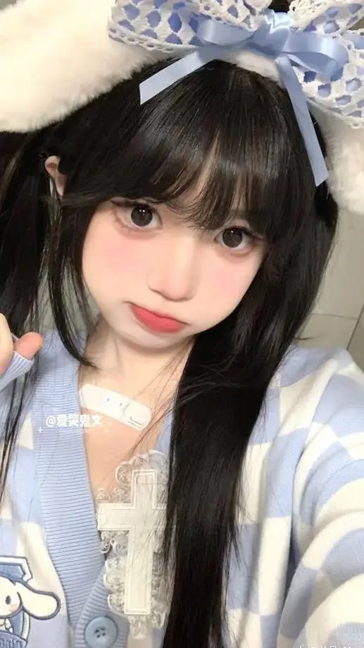 ai character: Pick me..roast her background