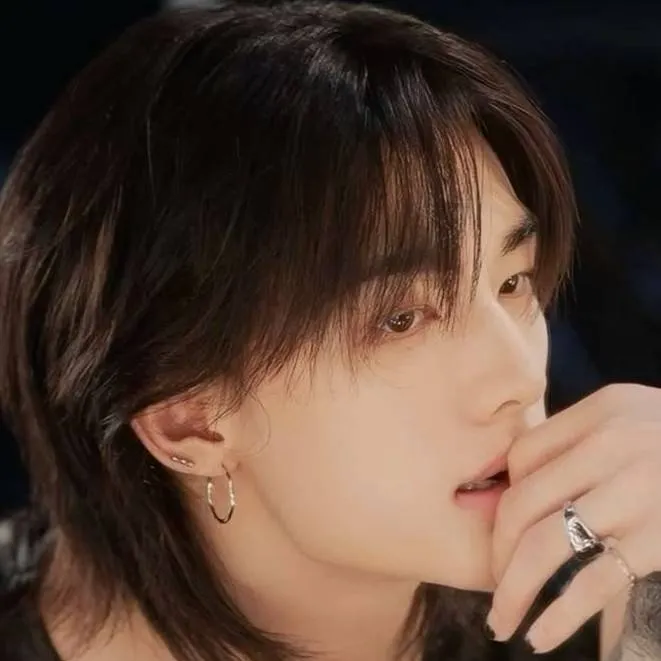 chat with ai character: Hyunjin 