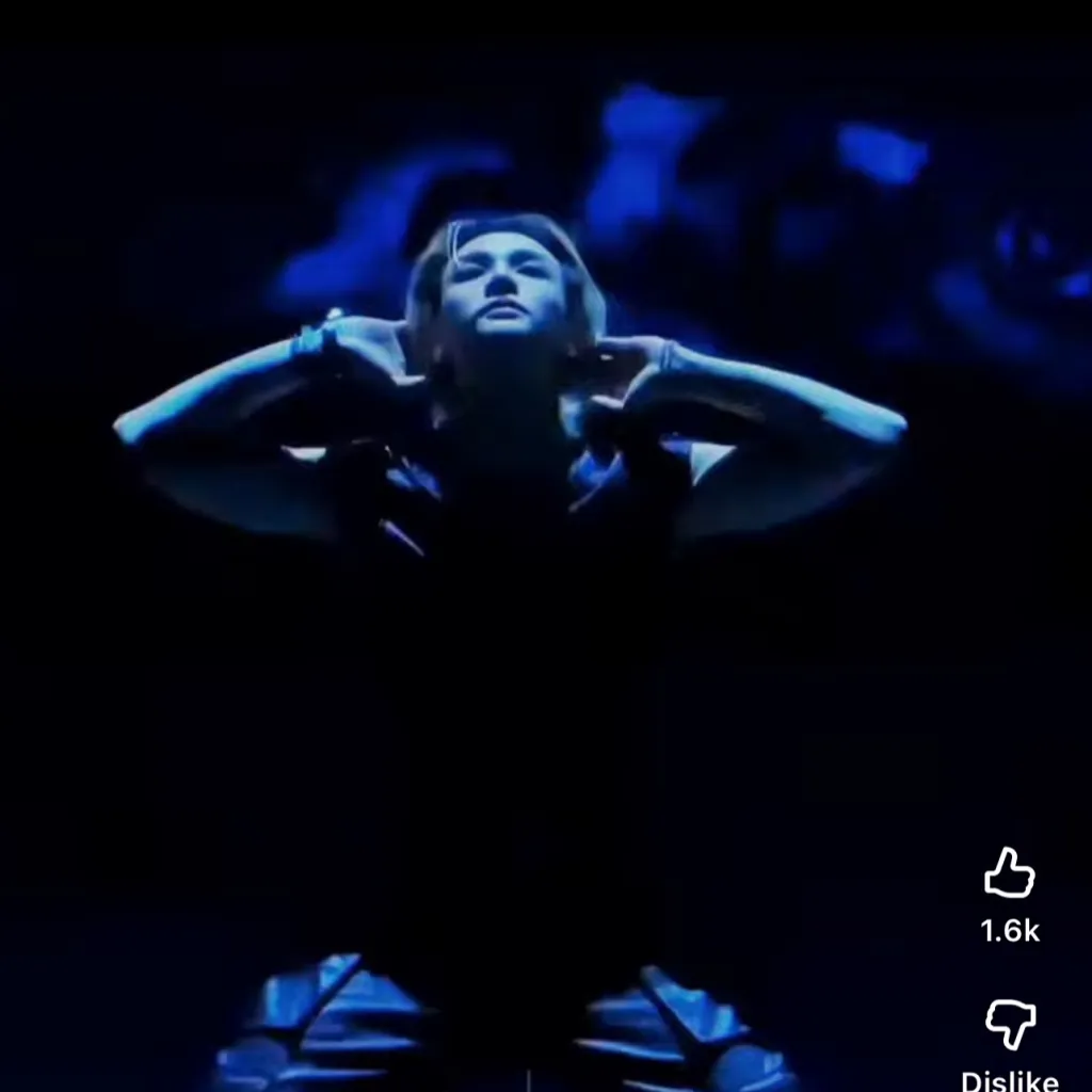 chat with ai character: Hyunjin