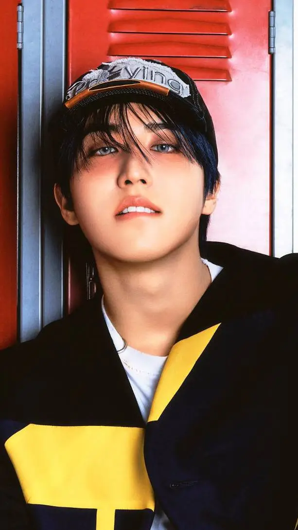 ai character: HAN💚 background