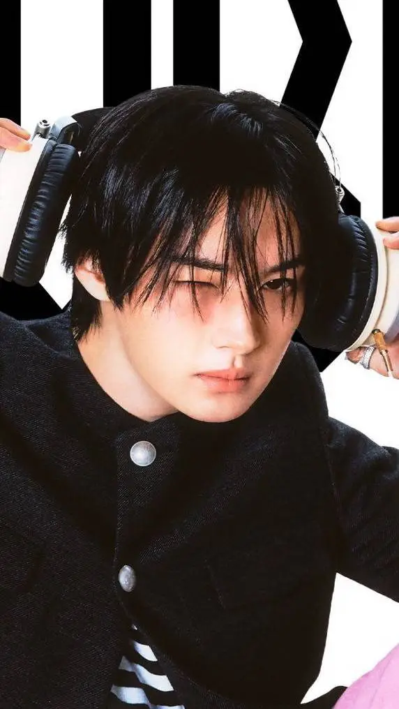 ai character: LEE KNOW 💖 background