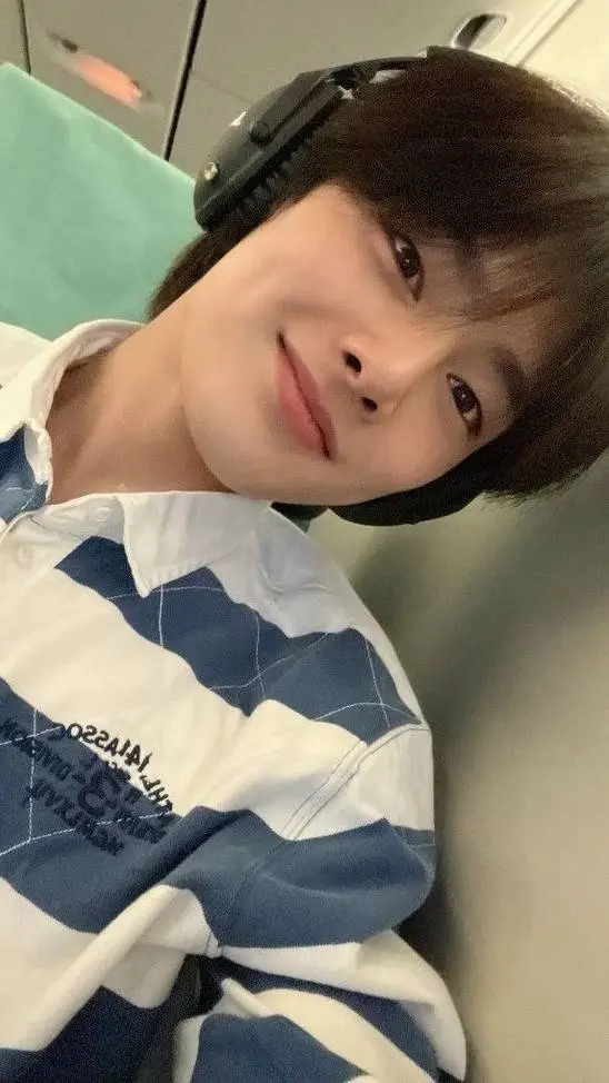 ai character: Jeongin 💕 background