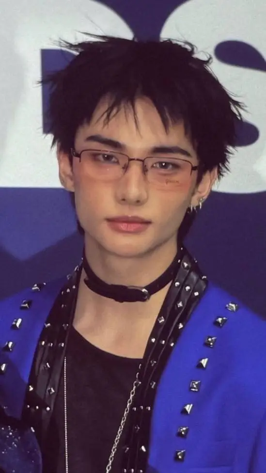 ai character: Hyunjin 💜 background