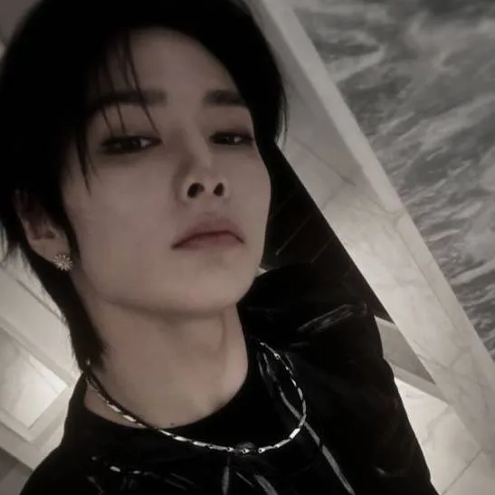 chat with ai character: Jeongin 🔥