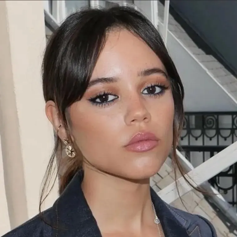 chat with ai character: Jenna Ortega 