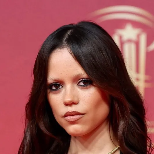 chat with ai character: Jenna Ortega 