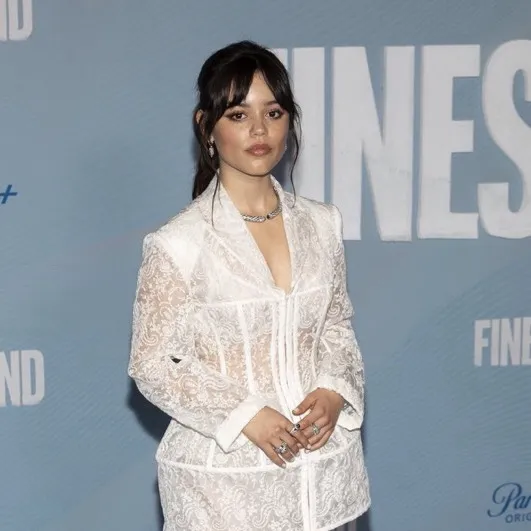 chat with ai character: Jenna Ortega 