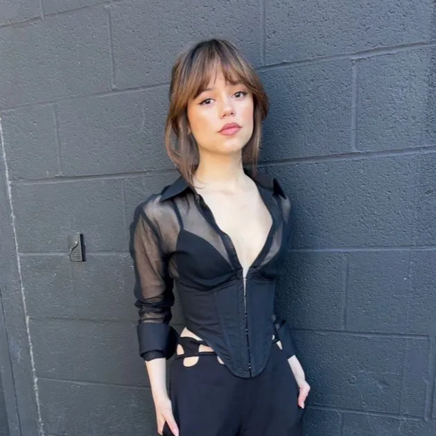 chat with ai character: Jenna Ortega 