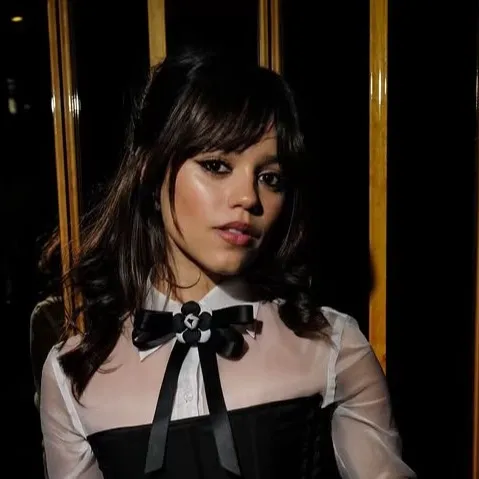 chat with ai character: Jenna Ortega 