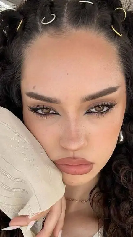 ai character: Daniela  background